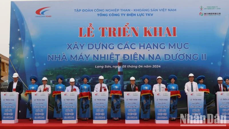 Các đại biểu tham gia bấm nút triển khai xây dựng Nhà máy Nhiệt điện Na Dương II.