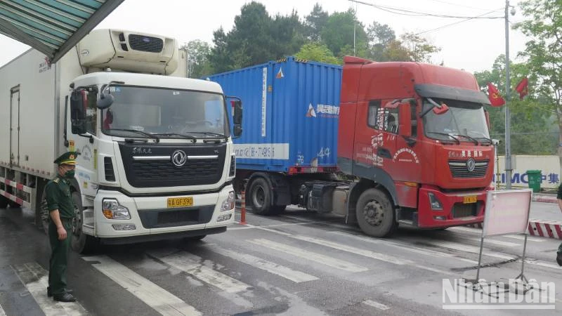 Các xe chở hàng hóa, chờ làm thủ tục thông quan qua cửa khẩu quốc tế Hữu Nghị, Cao Lộc, (Lạng Sơn). 