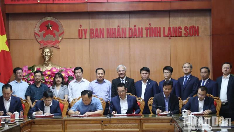 Đại diện lãnh đạo Ủy ban nhân dân tỉnh Lạng Sơn và liên doanh nhà đầu tư ký kết Hợp đồng BOT dự án cao tốc cửa khẩu Hữu Nghị-Chi Lăng.