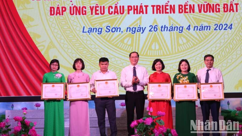 Các tập thể và cá nhân được nhận bằng khen của Chủ tịch Ủy ban nhân dân tỉnh Lạng Sơn vì có thành tích xuất sắc trong thực hiện Nghị quyết số 33-NQ/TW.