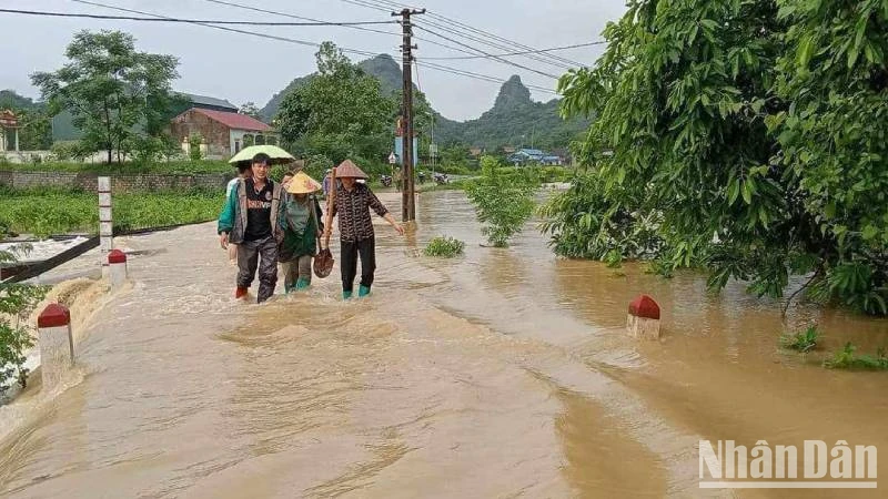Các tuyến đường nông thôn ở xã Y Tịch, Chi Lăng (Lạng Sơn) bị ngập úng, gây khó khăn cho các phương tiện đi lại. 