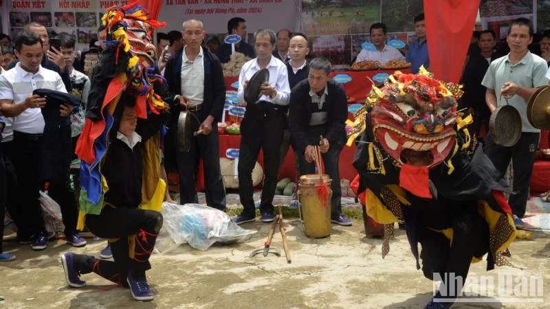 Múa sư tử được công nhận là Di sản văn hóa phi vật thể quốc gia được các nghệ nhân tham gia trình diễn tại lễ hội Háng Pò.