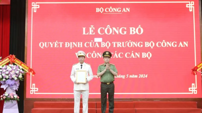 Thứ trưởng Bộ Công an Lê Quốc Hùng, trao quyết định của Bộ trưởng Công an cho Đại tá Vũ Như Hà. ( Ảnh: Công an tỉnh Lạng Sơn)