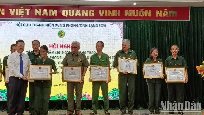 Phó Chủ tịch Ủy ban nhân dân tỉnh Lạng Sơn, Đoàn Thanh Sơn, tặng Bằng khen của Chủ tịch Ủy ban nhân dân tỉnh cho các tập thể và cá nhân có thành tích xuất sắc trong phong trào thi đua làm kinh tế giỏi.