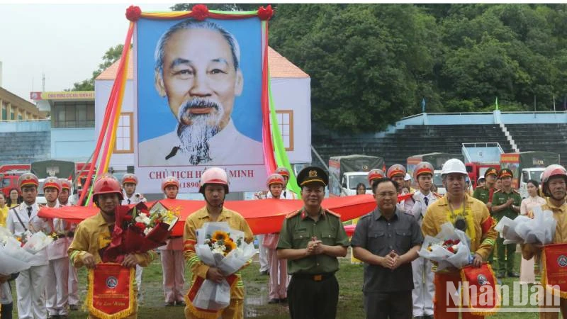 Đại diện lãnh đạo Ủy ban nhân dân tỉnh tặng cờ và hoa cho các đội tham dự Hội thi.