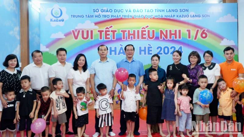 Đại diện lãnh đạo Ủy ban nhân dân tỉnh Lạng Sơn tặng quà trẻ em có hoàn cảnh khó khăn tại Trung tâm hỗ trợ phát triển giáo dục hòa nhập KAZUO Lạng Sơn.