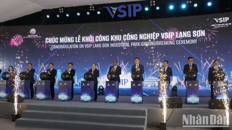 Các đại biểu thực hiện nghi lễ khởi công Dự án VSIP Lạng Sơn.