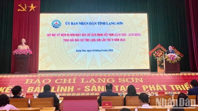 Đại diện lãnh đạo tỉnh Lạng Sơn cùng các đại biểu dự buổi gặp mặt Kỷ niệm 99 năm Ngày Báo chí cách mạng Việt Nam.