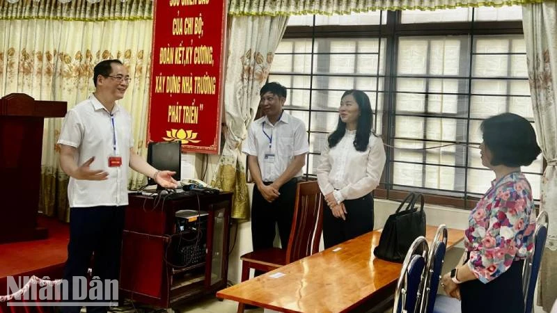 Phó Chủ tịch Ủy ban nhân dân tỉnh Lạng Sơn Dương Xuân Huyên kiểm tra công tác coi thi tại Trường trung học phổ thông Đồng Bành, thị trấn Chi Lăng (Lạng Sơn).