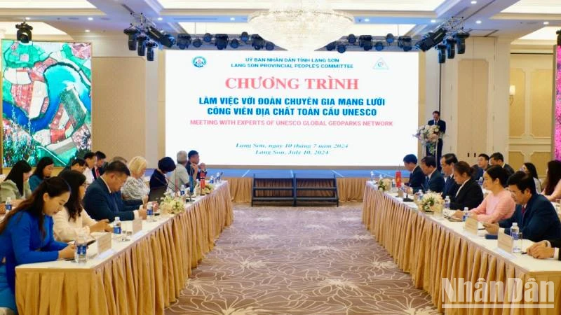 Các đại biểu dự, làm việc với đoàn chuyên gia UNESCO về thẩm định thực địa hồ sơ đề nghị công nhận Công viên địa chất Lạng Sơn là Công viên địa chất toàn cầu UNESCO.