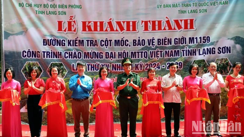 Các đại biểu cắt băng khánh thành công trình đường kiểm tra cột mốc, bảo vệ biên giới M1159, Thanh Lòa, Cao Lộc, Lạng Sơn.