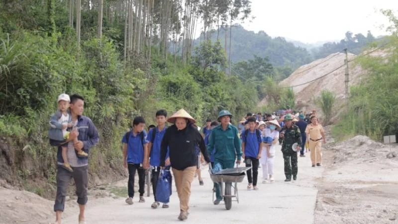 Các lực lượng chức năng và người dân xã Hùng Sơn, Tràng Định (Lạng Sơn) tham gia diễn tập, sơ tán khỏi vùng nguy có ngập lụt.