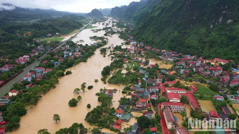 Thị trấn Đồng Mỏ, Chi Lăng (Lạng Sơn) chìm trong nước lũ.