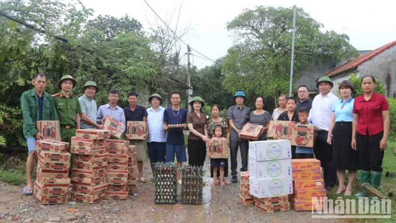 Đại diện lãnh đạo Ủy ban Mặt trận Tổ quốc Việt Nam tỉnh Lạng Sơn đến thăm, hỗ trợ nhu yếu phẩm cho người dân xã Minh Hòa, Hữu Lũng, Lạng Sơn.