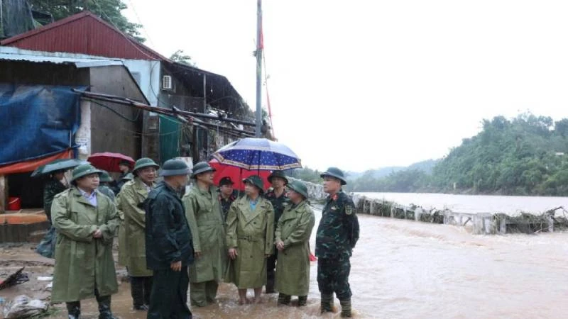 Đại diện lãnh đạo Bộ Quốc phòng kiểm tra khắc phục hậu quả mưa lũ tại huyện Văn Lãng, Lạng Sơn.