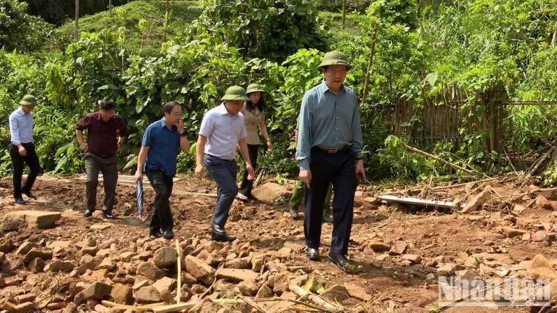 Đoàn công tác do đồng chí Mai văn Chính, Trưởng Ban Dân vận Trung ương đến thăm, kiểm tra khắc phục hậu quả bão số 3 ở thôn Làng Bu 1, xã Lâm Sơn, huyện Chi Lăng, tỉnh Lạng Sơn.