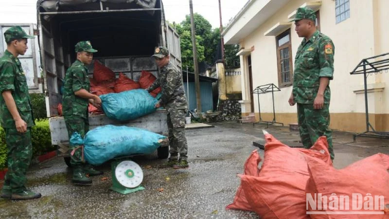 Cán bộ, chiến sĩ Đồn Biên phòng Chi Ma, Lộc Bình (Lạng Sơn) phát hiện, thu giữ số thực phẩm chân gà sơ chế vận chuyển trái phép vào khu vực biên giới. 