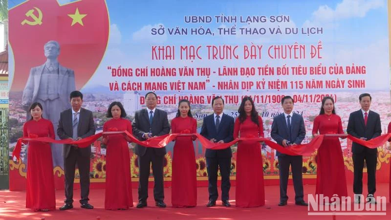 Đại diện lãnh đạo các cơ quan ban ngành của tỉnh Lạng Sơn cắt băng khai mạc Trưng bày chuyên đề:" Đồng chí Hoàng Văn Thụ - lãnh đạo tiền bối của Đảng và cách mạng Việt Nam".