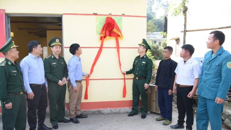 Đại diện lãnh đạo Bộ chỉ huy Bộ đội Biên phòng tỉnh Lạng Sơn, cùng các cơ quan đơn vị ở xã Cao Lâu, Cao Lộc, tổ chức khánh thành bàn giao nhà mới xây cho hộ gia đình ông Tô Văn Oanh. 