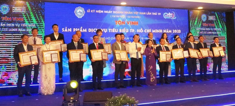 Đại diện các doanh nghiệp nhận chứng nhận “Sản phẩm, dịch vụ tiêu biểu Thành phố Hồ Chí Minh” năm 2023 và Bằng khen của Ủy ban nhân dân Thành phố. 