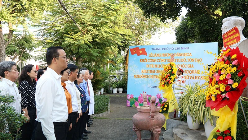 Các đại biểu Thành phố Hồ Chí Minh dâng hoa, dâng hương tưởng niệm đồng chí Trần Phú tại Khu trại giam Bệnh viện Chợ Quán sáng 28/12.