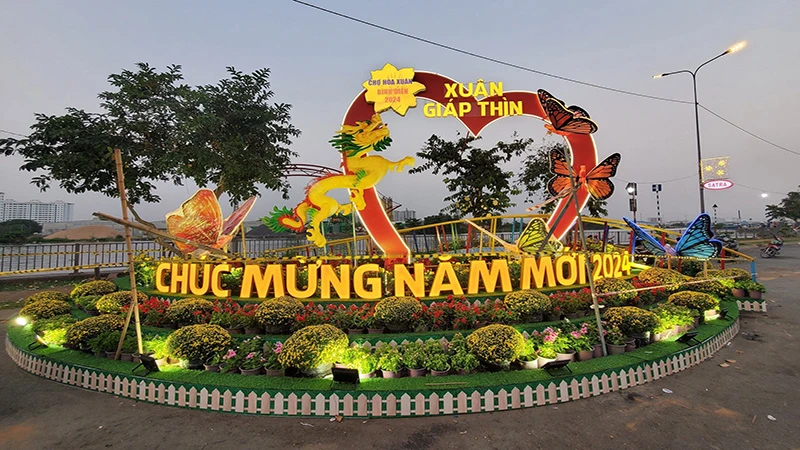 Một tiểu cảnh được bố trí ở lối đi vào Chợ hoa Xuân Bình Điền 2024.