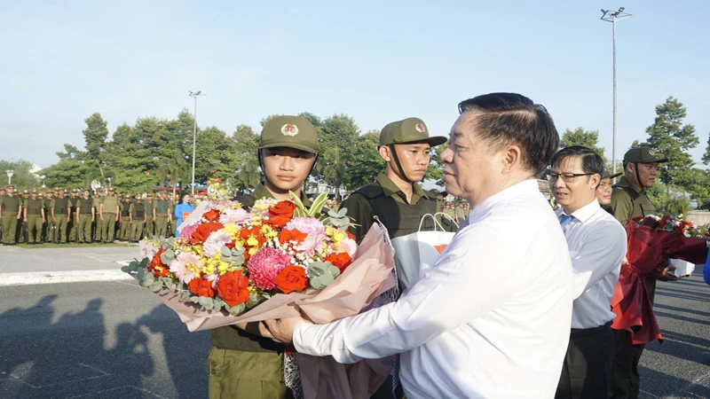 Đồng chí Nguyễn Trọng Nghĩa tặng hoa chúc mừng lực lượng tham gia Bảo vệ an ninh, trật tự ở cơ sở tại Tây Ninh.