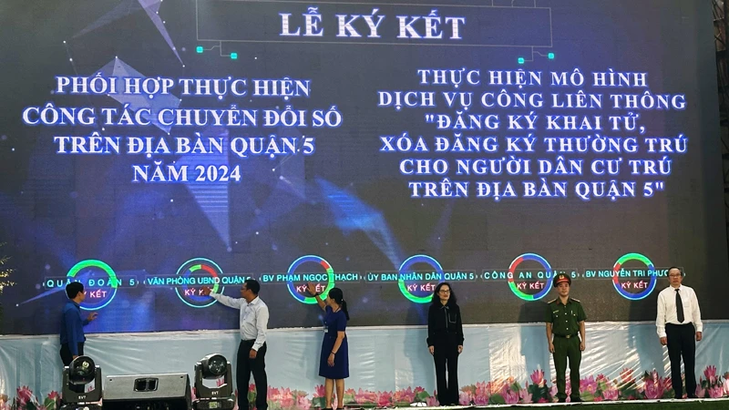 Ủy ban nhân dân quận 5, Công an quận 5 và Bệnh viện Phạm Ngọc Thạch, Bệnh viện Nguyễn Tri Phương ký kết liên tịch về thực hiện dịch vụ công trực tuyến.
