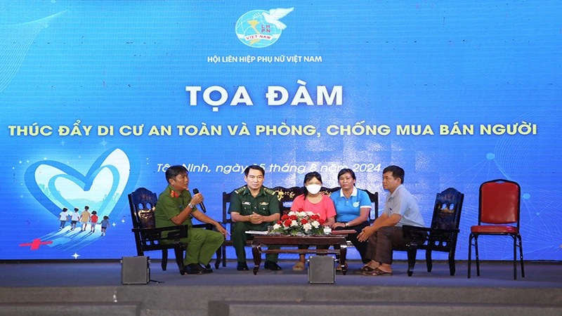 Các đại biểu tham gia tọa đàm tại chương trình.