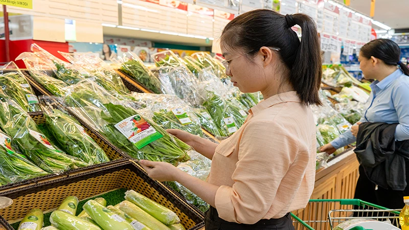 SATRA chủ động cung cấp thông tin cho các nhà cung cấp, khuyến khích họ tự nguyện đăng ký tham gia chương trình “Tick xanh trách nhiệm”. Ảnh chụp tại Satramart Siêu thị Sài Gòn. Ảnh: SATRA