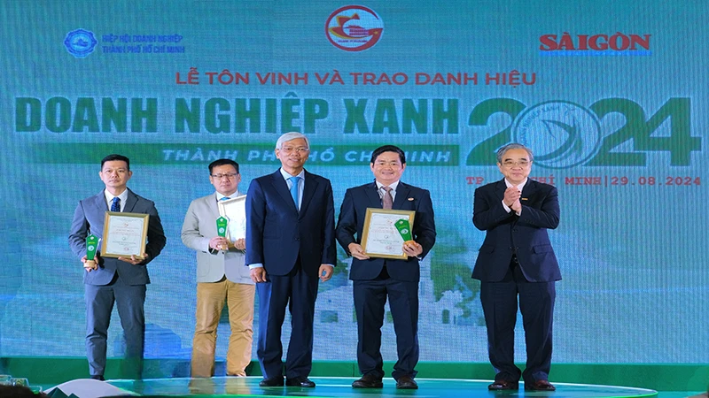 Lãnh đạo Ủy ban nhân dân Thành phố Hồ Chí Minh và Ban tổ chức trao danh hiệu “Doanh nghiệp xanh Thành phố Hồ Chí Minh” năm 2024 cho Tổng Công ty Thương mại Sài Gòn.