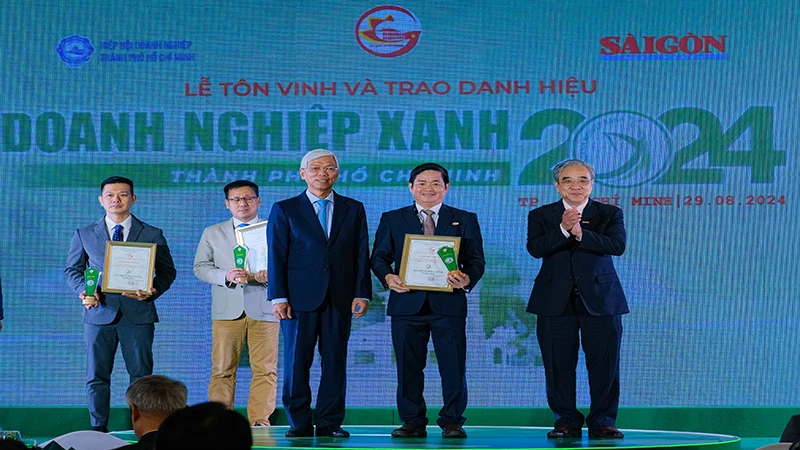 Ông Lâm Quốc Thanh, Tổng Giám đốc SATRA nhận danh hiệu “Doanh nghiệp xanh Thành phố Hồ Chí Minh” năm 2024