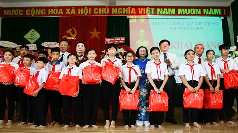 Tặng quà động viên các em học sinh trung tâm