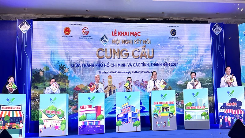 Các đại biểu thực hiện nghi thức kết nối đặc sản các vùng-miền tại lễ khai mạc.