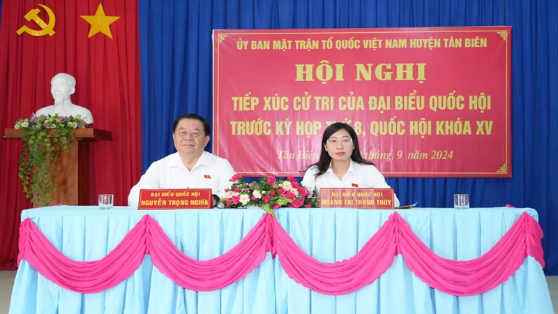 Đại biểu Quốc hội Nguyễn Trọng Nghĩa và Đại biểu Quốc hội Hoàng Thị Thanh Thúy tiếp xúc cử tri huyện Tân Biên.