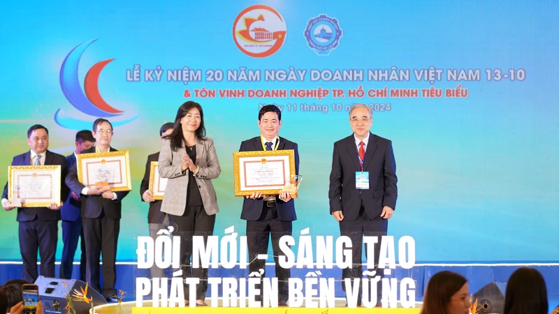 Tổng Giám đốc SATRA Lâm Quốc Thanh nhận danh hiệu “Doanh nghiệp, doanh nhân Thành phố Hồ Chí Minh tiêu biểu” năm 2024. (Ảnh: SATRA)