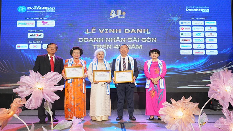 Vinh danh các doanh nhân đã lãnh đạo doanh nghiệp hơn 40 năm