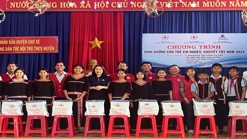 Trao hàng trăm suất ăn dinh dưỡng và quà cho học sinh Trường Phổ thông Dân tộc nội trú huyện Chư Sê (Gia Lai).