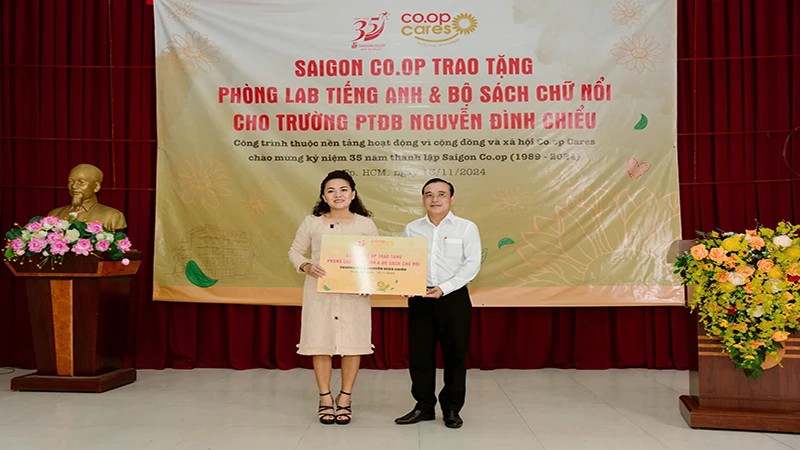 Đại diện Saigon Co.op trao tặng Trường khiếm thị Nguyễn Đình Chiểu sách chữ nổi và phòng học tiếng Anh.