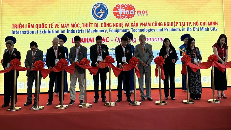 Các đại biểu thực hiện nghi thức khai mạc triển lãm.