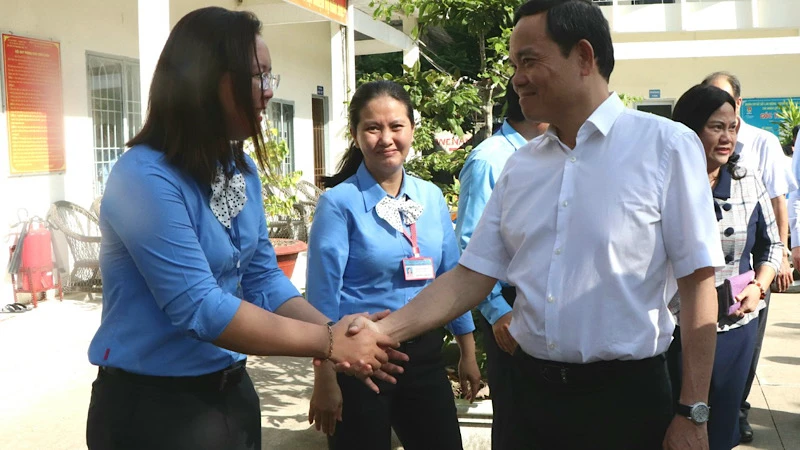 Phó Thủ tướng Trần Lưu Quang động viên cán bộ cơ sở cai nghiện ma túy thành phố Cần Thơ tại tỉnh Hậu Giang.