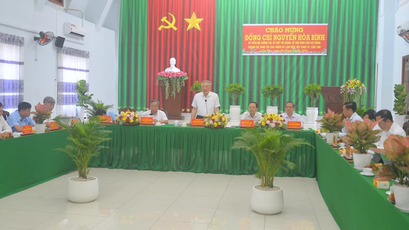 Đồng chí Nguyễn Hòa Bình phát biểu tại buổi làm việc