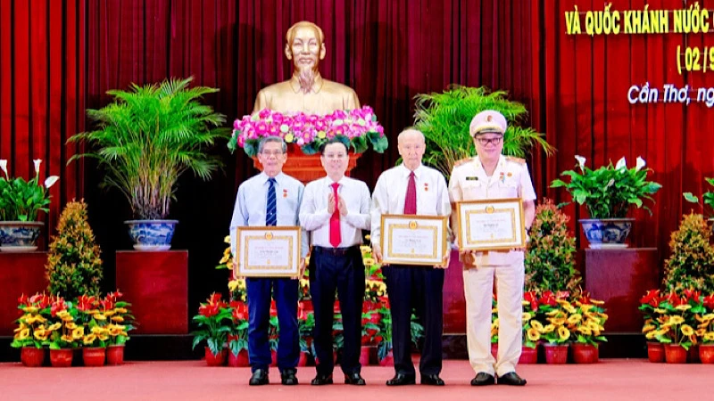 Lãnh đạo Thành ủy Cần Thơ trao Huy hiệu Đảng tặng các đồng chí cao niên tuổi đảng.