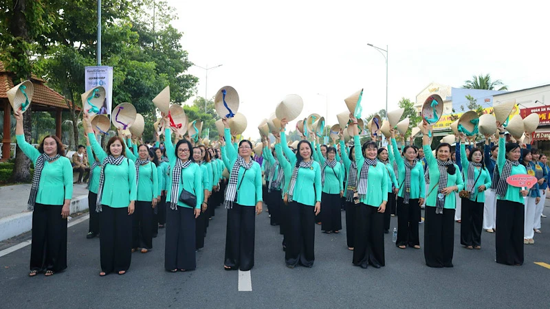 Lễ hội áo bà ba, áo dài chào mừng 20 năm Cần Thơ trực thuộc Trung ương.