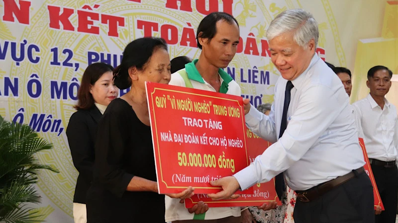 Đồng chí Đỗ Văn Chiến tặng Nhà đại đoàn kết cho hộ nghèo tại Ngày hội Đại đoàn kết toàn dân tộc tại Cần Thơ.