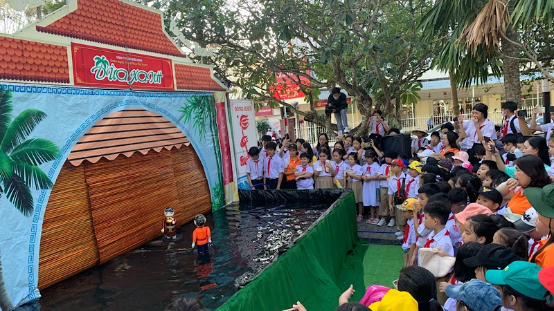 Biểu diễn múa rối nước thu hút đông các em học sinh đến xem.