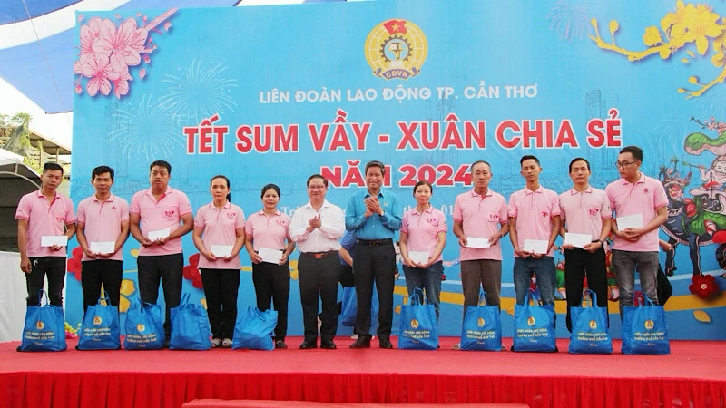 Lãnh đạo Cần Thơ và Tổng Liên đoàn lao động Việt Nam tặng quà cho công nhân tại chương trình.