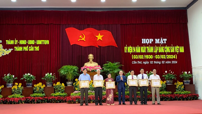 Lãnh đạo Thành ủy Cần Thơ trao Huy hiệu Đảng tặng 6 đồng chí cao niên tuổi Đảng.