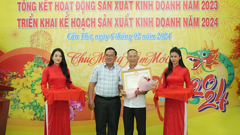 Trung ương Hội Khuyến học Việt Nam tăng bằng khen cho Công ty vì có nhiều đóng góp cho công tác khuyến học.