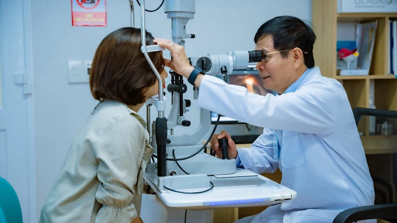 Bác sĩ Bệnh viện mắt Sài gòn-Cần Thơ khám mắt cho bệnh nhân.